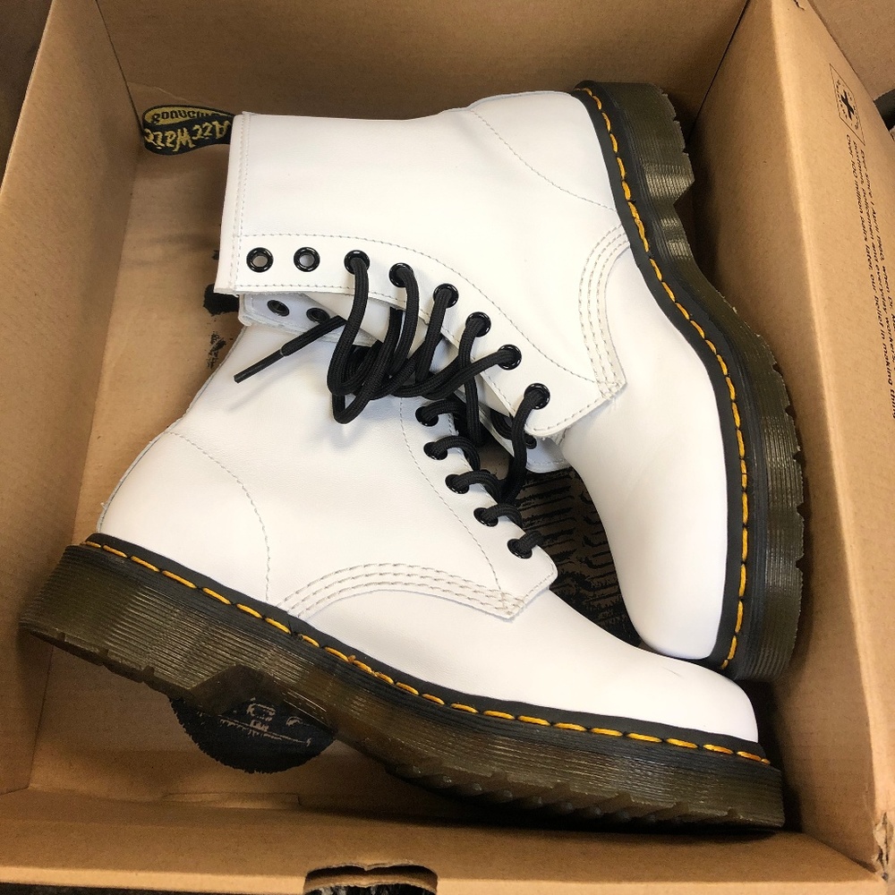 DOC MARTENS BOOT (NWT)